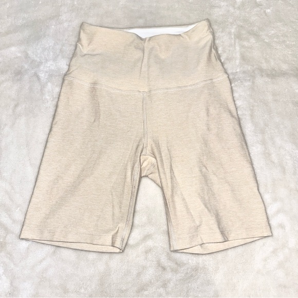 Beyond Yoga Cream Buttery Soft Biker Short Size Small - Picture 2 of 8